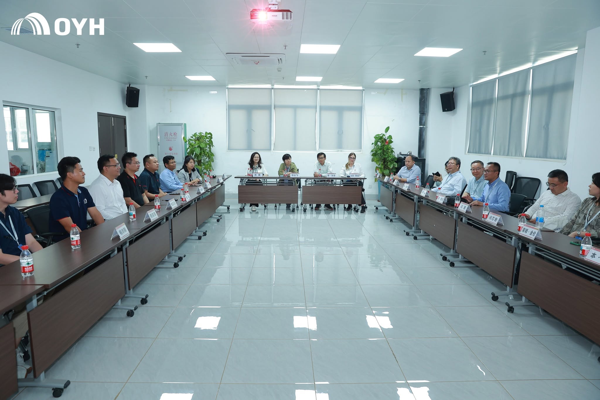 可能是包含下列内容的图片：灯光和上面的文字是“moC ΑΠΟΥΗ ΟΥΗ 声火号 ጊሔራ”